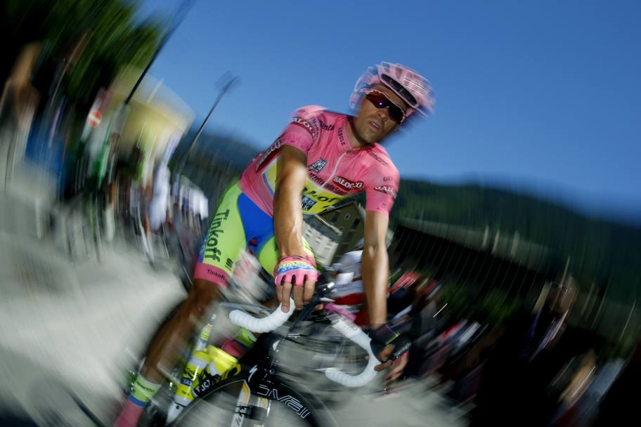 La maglia rosa Alberto Contador, 32 anni. Afp
